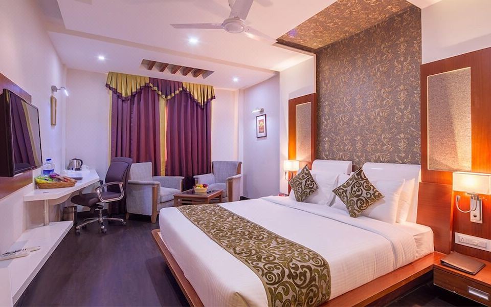 豪華雙人房， 1 張特大床