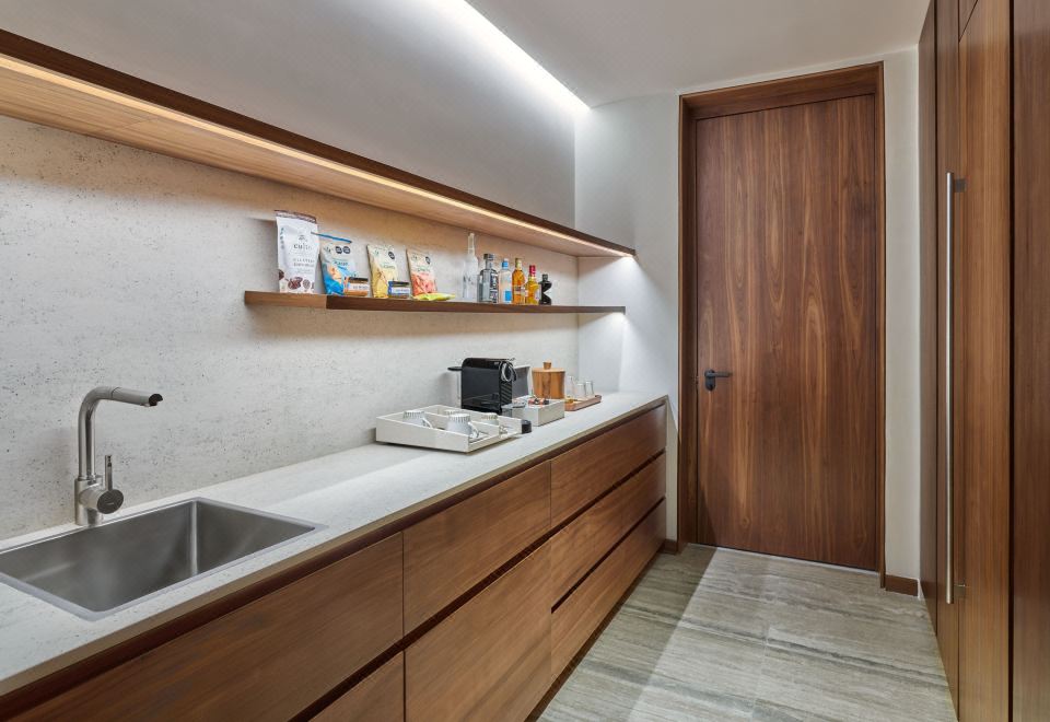 2 卧室套房， 卧室1:1張特大床 ， 卧室2:2張大床， 海景， 轉角房， 露台