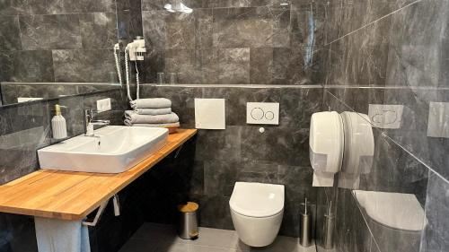 带山景的双人间