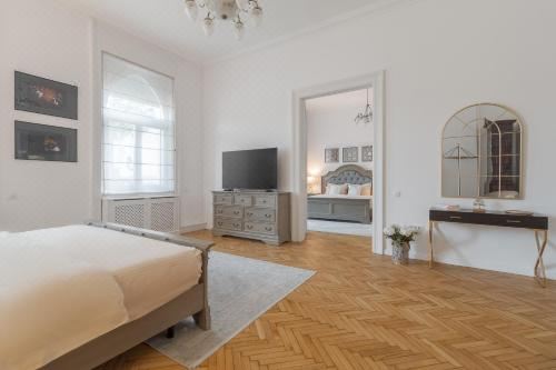 Unique Experience - Palat Istoric Oradea -Ultraelegant ?i spa?ios Two-Bedroom Apartment