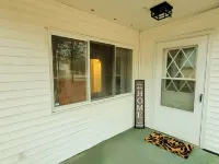 Updated Higgins Cottage w/ AC - Walking Distance to Higgins & Boat Parking Hoteles en Municipio de Gerrish