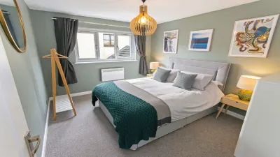Oceanside | Sleeps 6 |Walk to Beach & Stylish Hotels in 