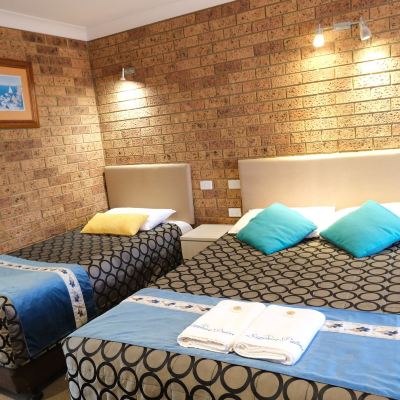 Deluxe Queen Room with Balcony Sapphire Palms Motel Promo Code
