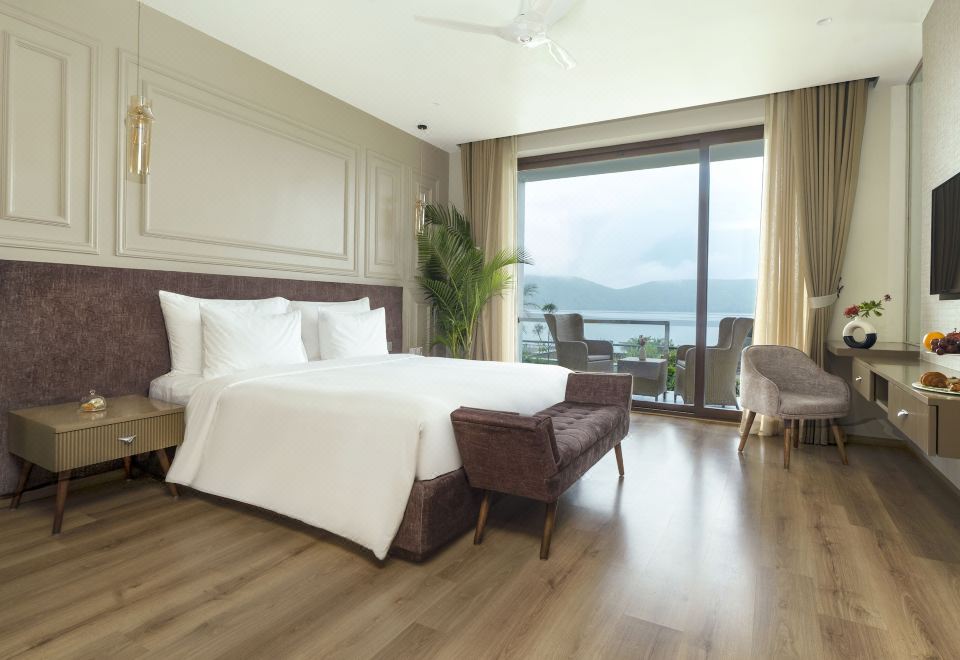 带阳台的湖滨房间