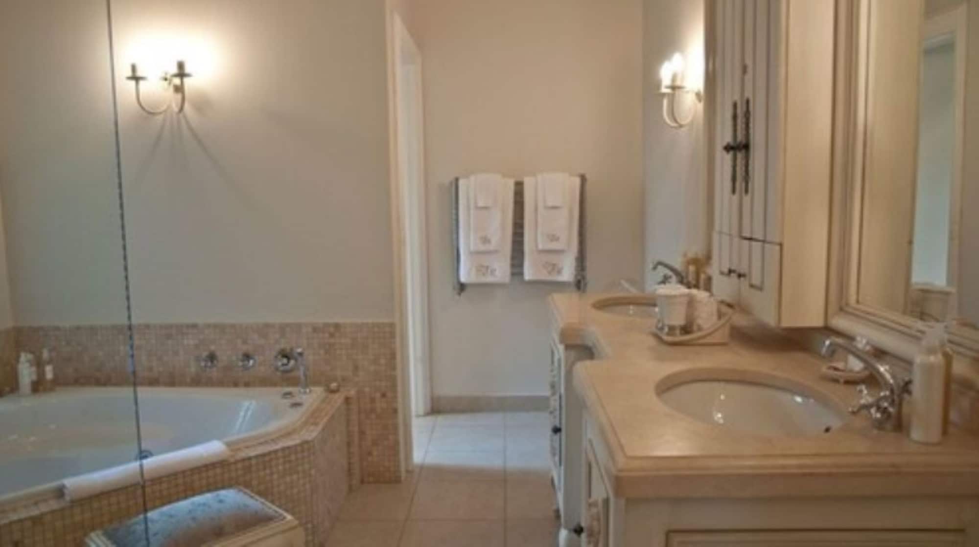 Fernwood Manor Boutique Guest House行政玫瑰套房