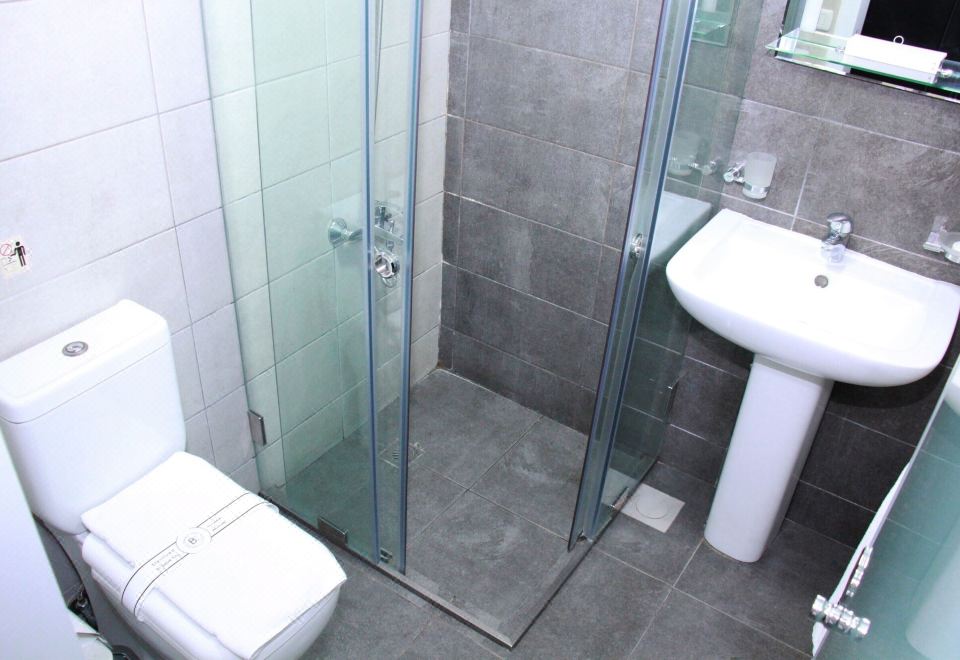 豪华双人房， 1 张特大床， 城市景观