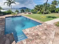 Beachfront Estate with Pool and Tropical Garden Hoteles en Cliftons
