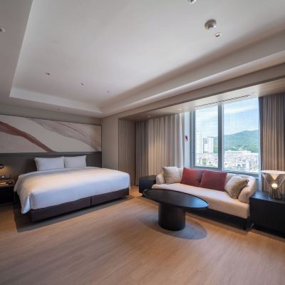 Premier Corner King Room + Urban Oasis Pass For 2 (Indoor Swimming Pool / Sauna / Fitness) 그랜드 플라자 청주 쿠폰