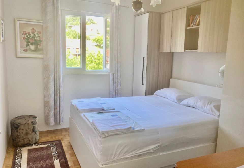 带阳台的三卧室公寓