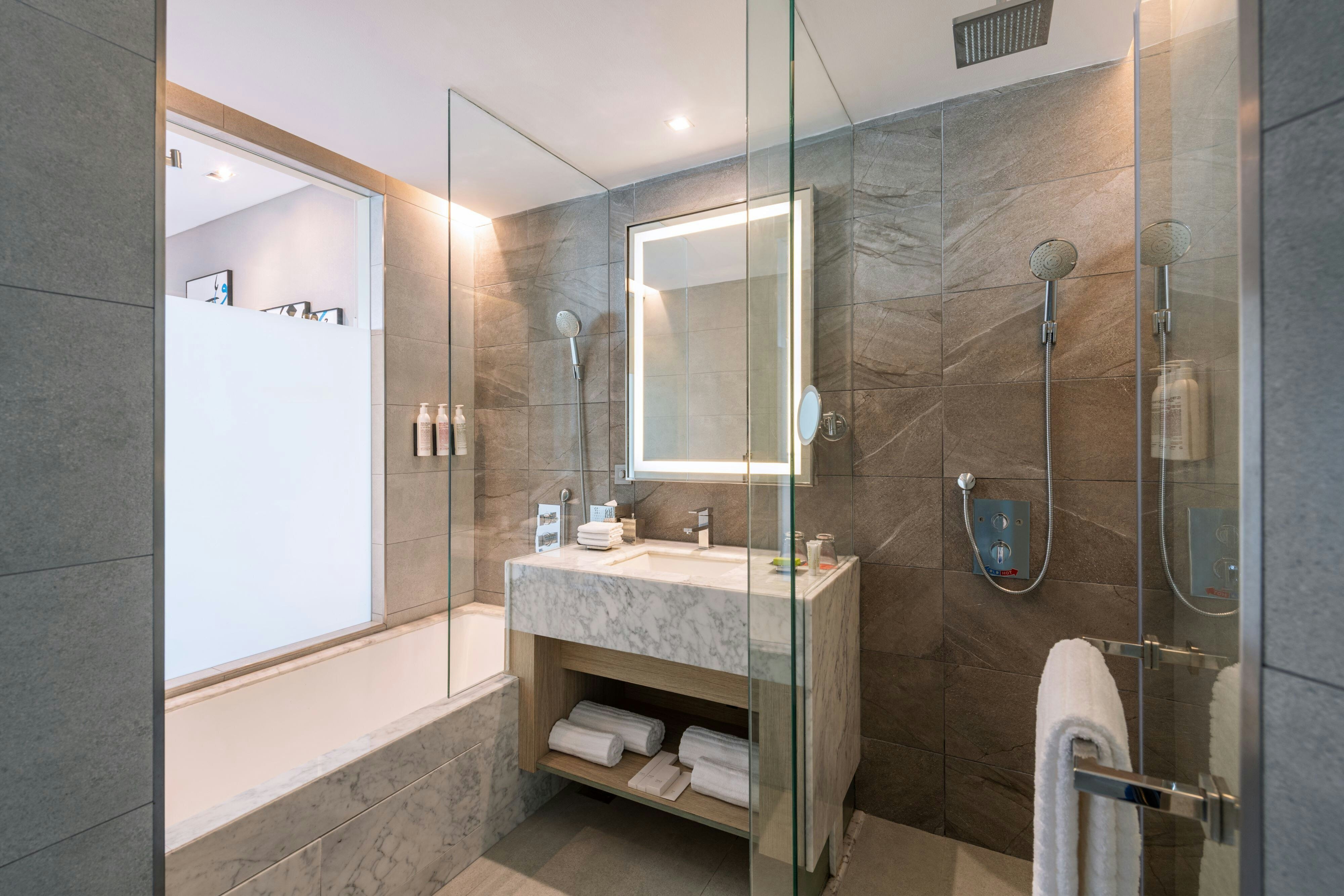 一卧室初级特大床套房