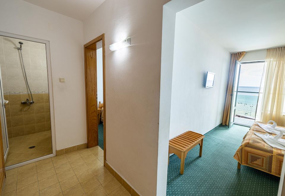 家庭间 - 带正面海景