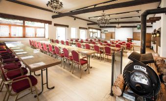 Hotel Frankfurter Hof - Housity