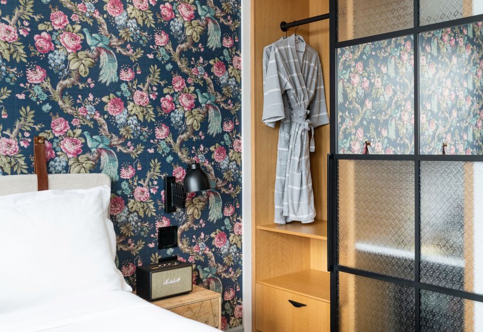 标准房，特大床（一室房）