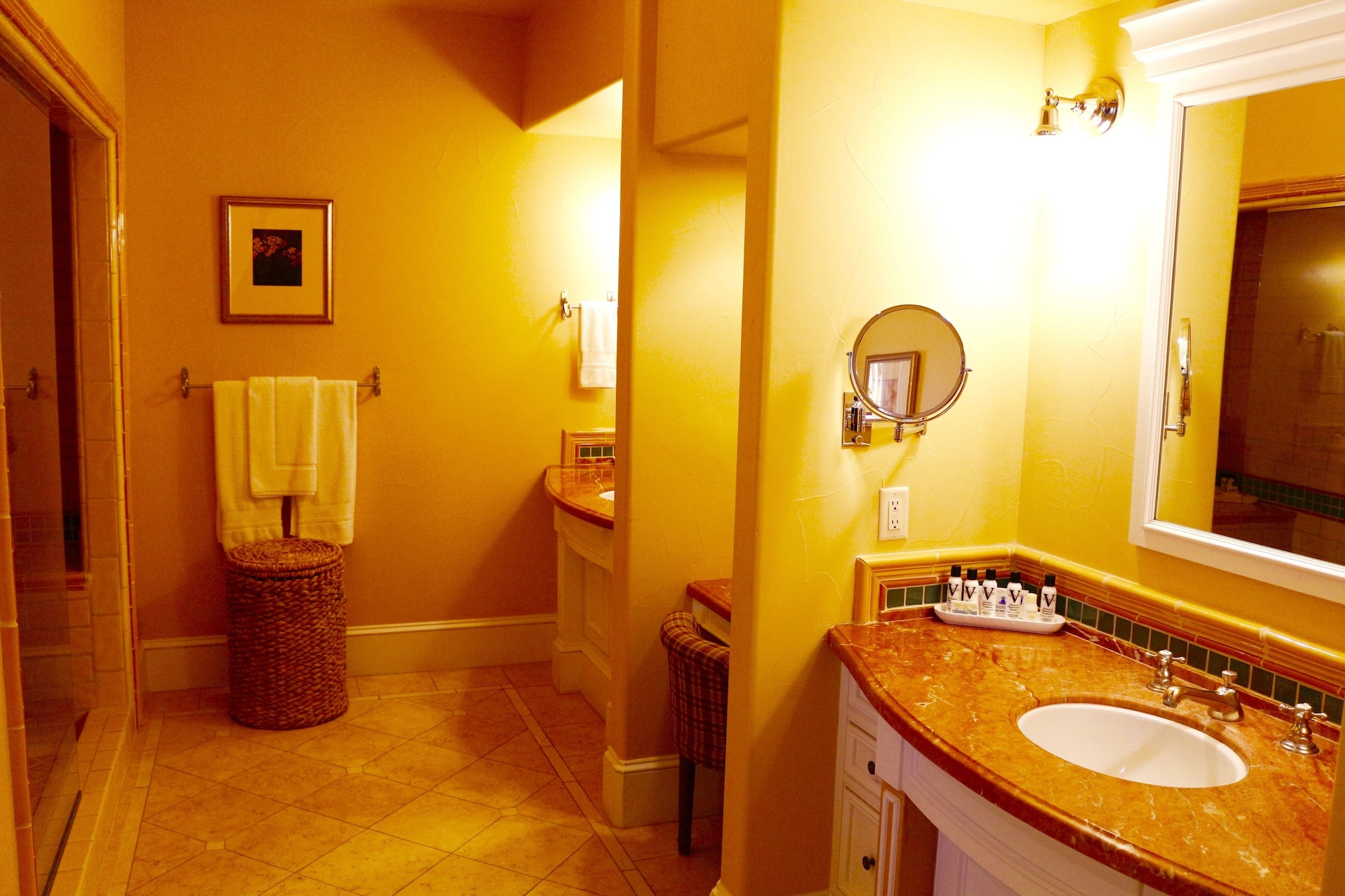 套房，1张特大床，葡萄园景观（Nebbiollo）