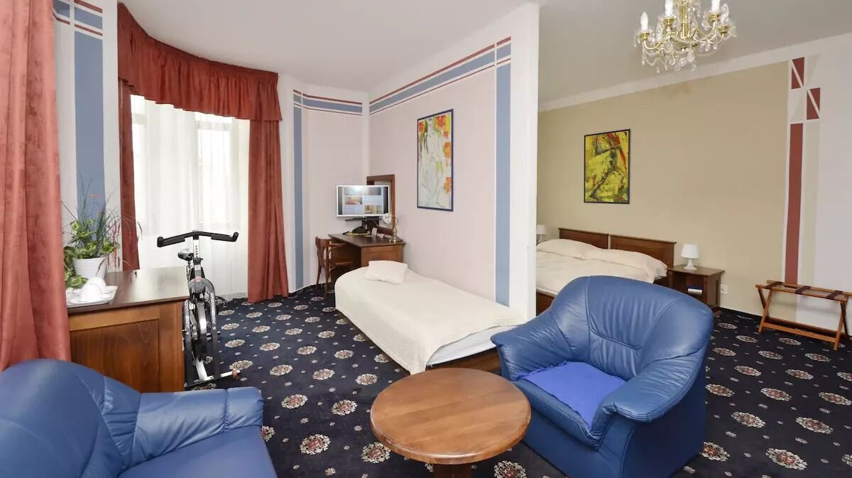 初级三人间，城市景观，角落