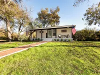 Country Cabin on the Creek in Belton with WiFi, AC ベルトンのホテル
