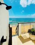 Roadside Apartment of Beachfront Property! AC & WiFi