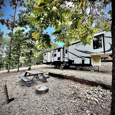 Cozy and serene RV in Broken Bow. Pet friendly, WiFi, 2 bedroom, fireplace. Отели в г. Брокен Боу