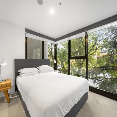 Chic Inner-City 2-Bed Abode with Pool, Gym & Sauna