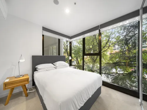 Chic Inner-City 2-Bed Abode with Pool, Gym & Sauna
