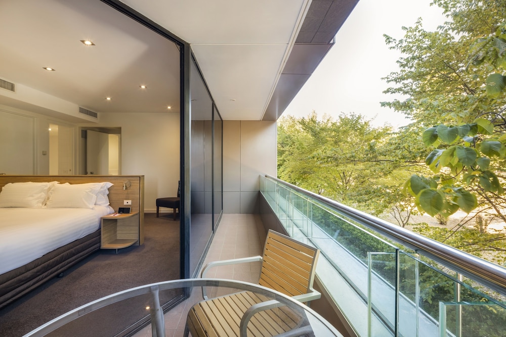 一卧室特大床套房带按摩浴缸