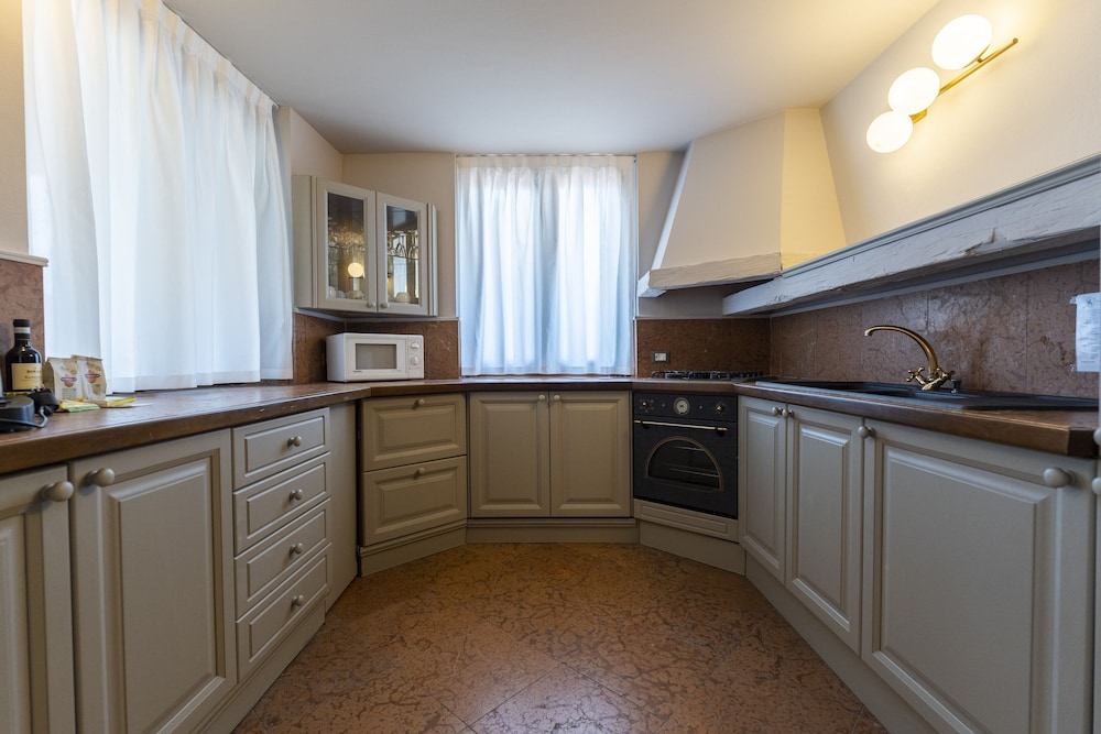 行政套房， 3 间卧室， 露台， 湖景