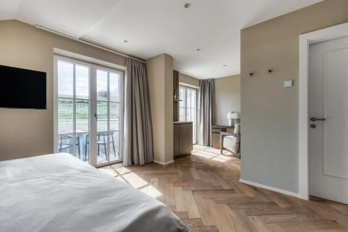 带阳台的小型套房