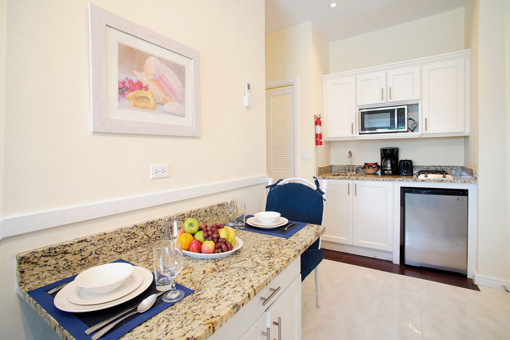 单间，1张大床，带小厨房（单间套房，1张大床，带小厨房）