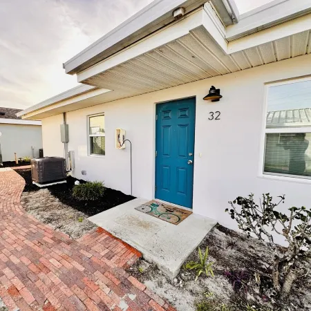 Cottage 32: Flamingo Bungalow - Waterfront Lodging in Downtown Tavares, FL