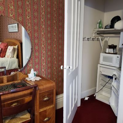 Deluxe Queen Room-Non-Smoking The Colonial Motel Promo Code