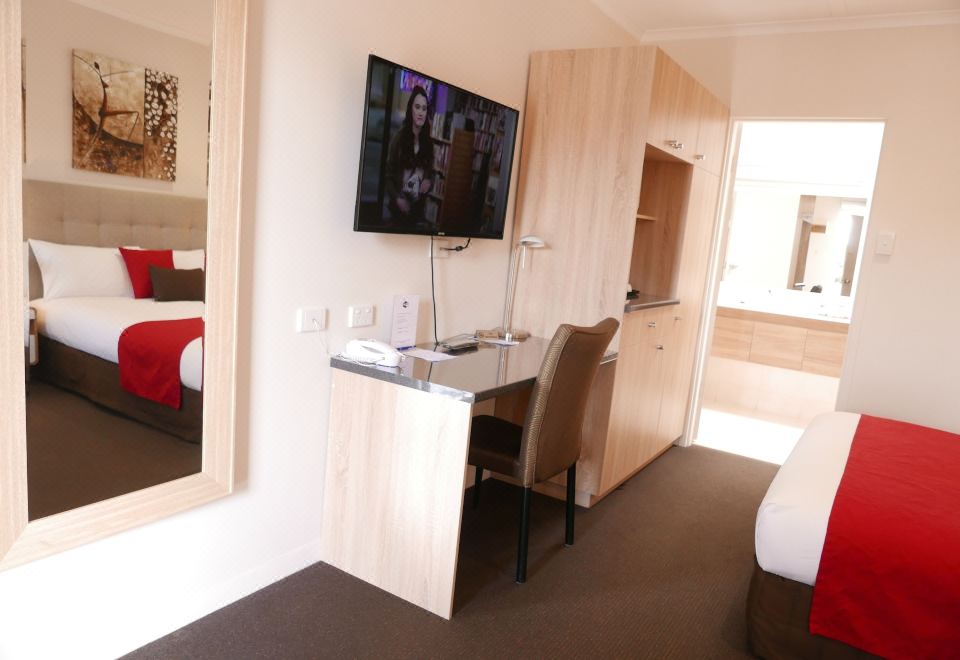 Junction MotelDeluxe Queen Room