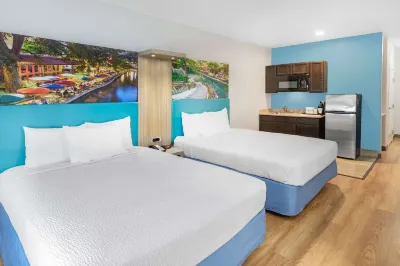 Days Inn & Suites by Wyndham San Antonio Near Frost Bank Ctr Hotel di 