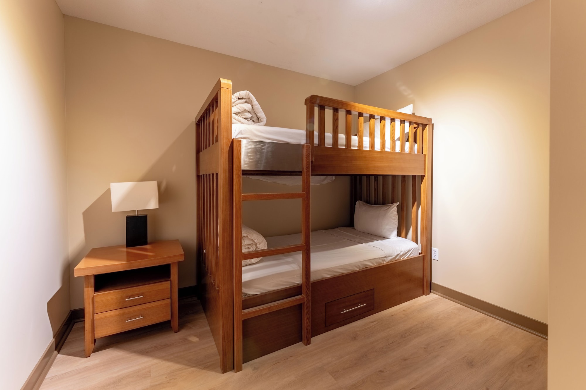 Cp # 4210 两卧室加书房， 两层