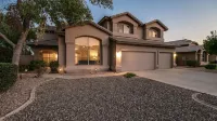 Massive 5 Bdrm Getaway WPool, Hot Tub, Game Room