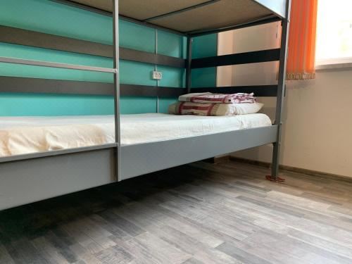 混合宿舍中的上下铺床位
