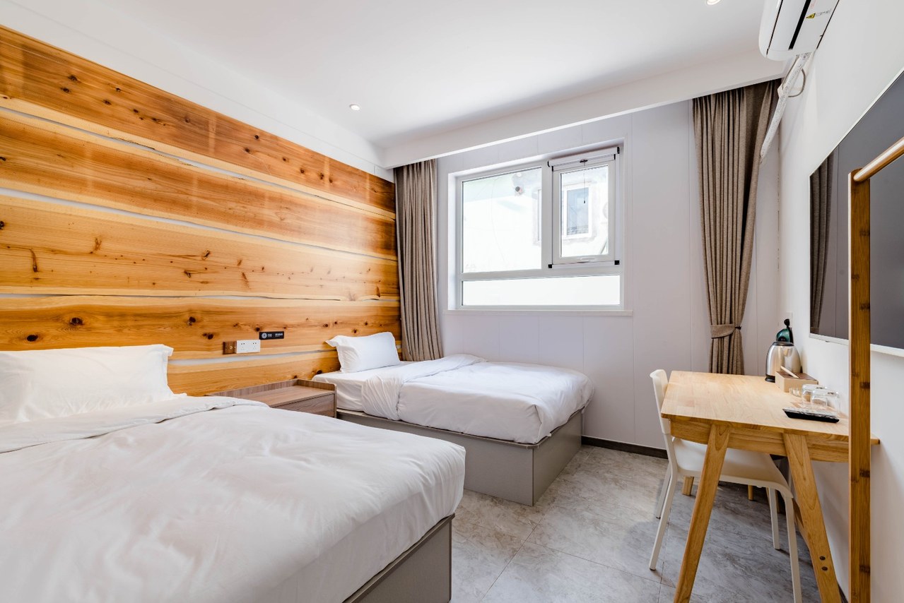 静居标准间（静谧深睡+休闲桌椅+木质衣架）