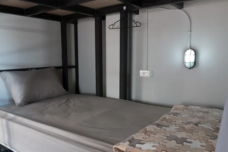 1 คนในห้องหลุม 12 เตียงพร้อมห้องน้ำรวม - สำหรับผู้ชายเท่านั้น