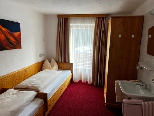 带阳台的三卧室公寓