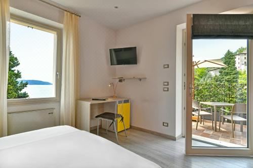 带湖景的双人间