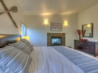 Water View! Luxury Starboard Suite-- walk to cafes, shops, galleries & beaches. Hoteles en Eastsound