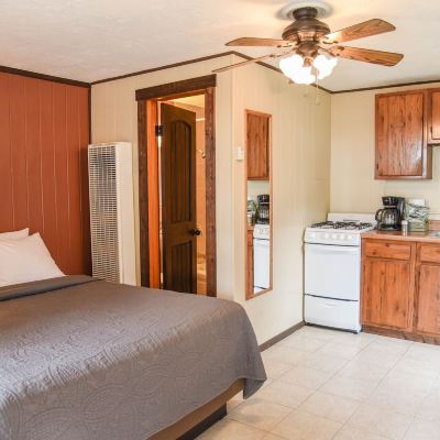 Studio Suite, 1 Queen Bed, Kitchen/Ground Floor (No Pets) Alpine Lodge Promo Code