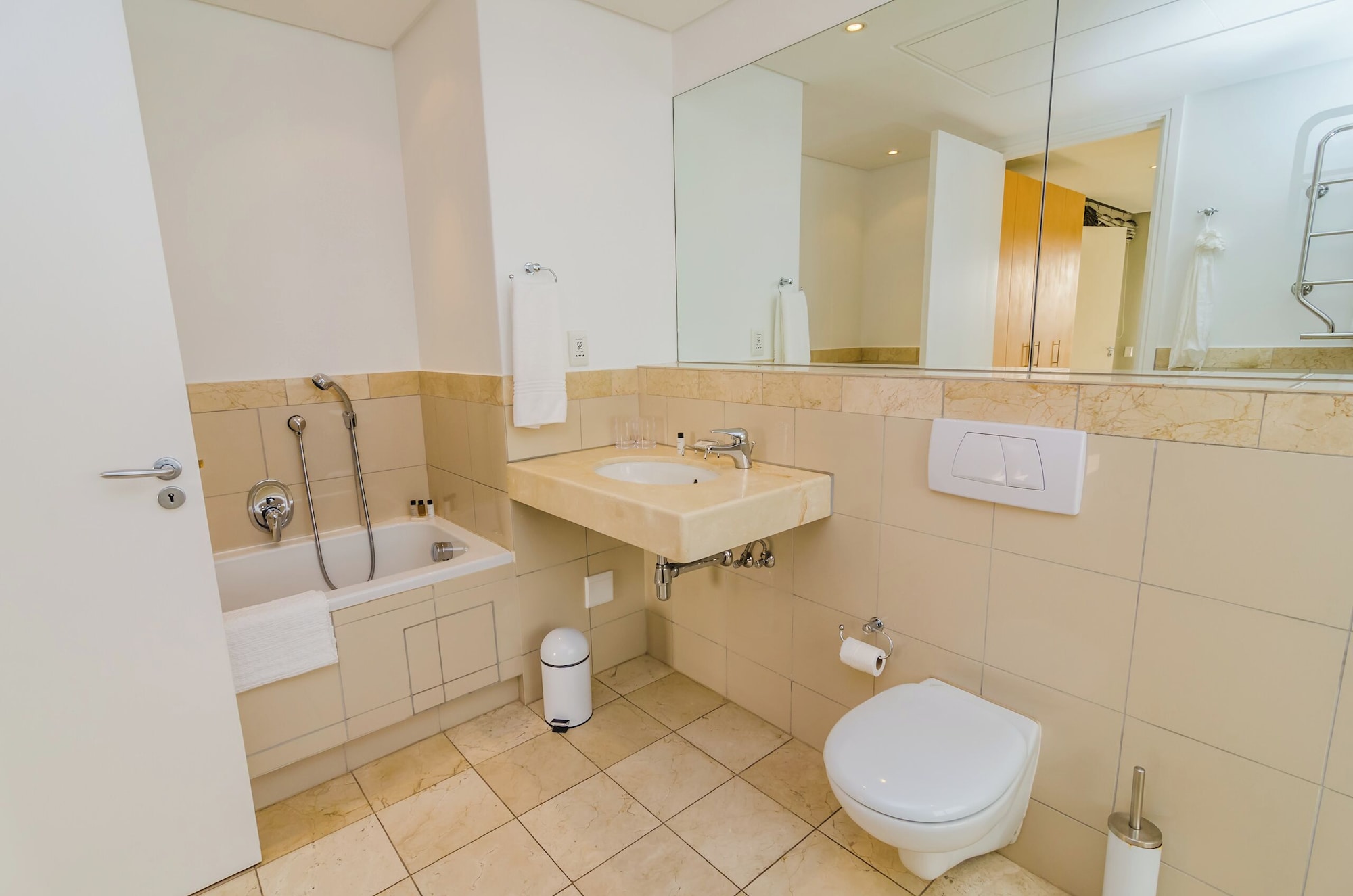 Mountain Marina Luxury Apartments两卧室尊贵间6