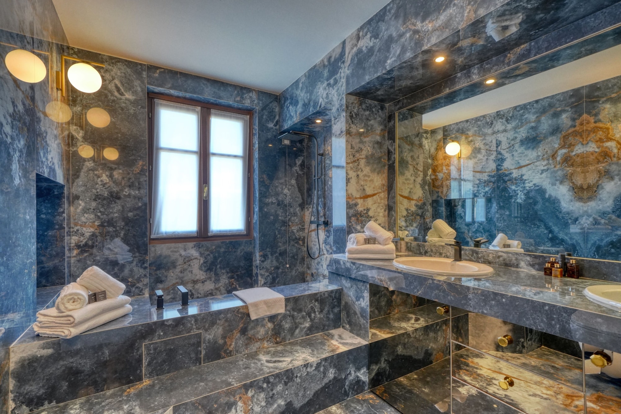 行政套房， 3 间卧室， 露台， 湖景