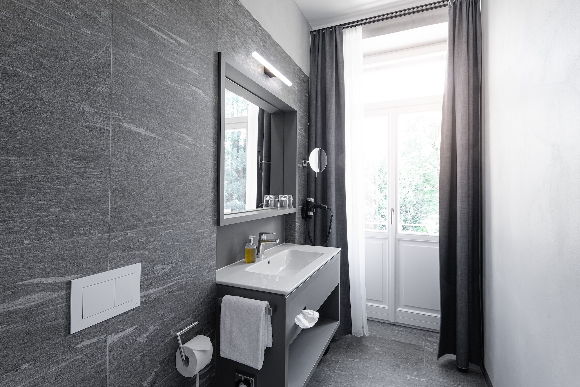 高級雙人房， 1 張特大床， 陽臺， 山景