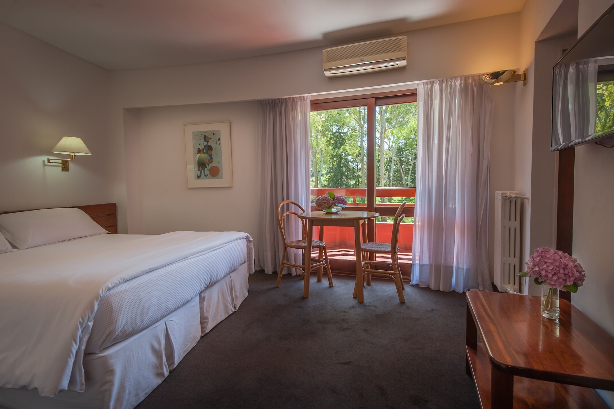 标准双人或双床房，1张特大床，阳台，花园景