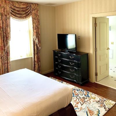 Executive Suite, 1 King Bed, Multiple View (King Executive)