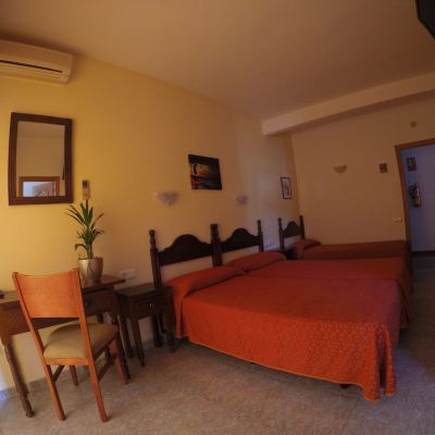 Triple Room with Balcony (3 Single Beds)