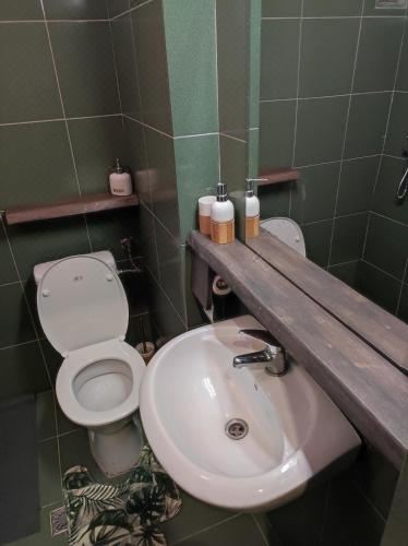 带私人外部浴室的四人房