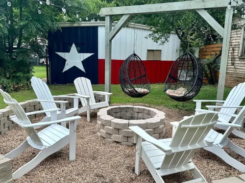 Washington House: Steps to Dwtn; Backyard oasis with fire pit/pool table/games