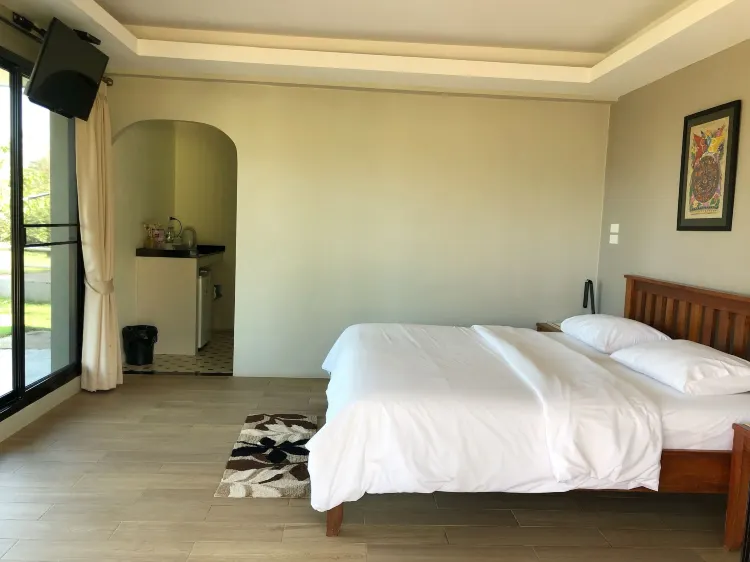 ห้องดีลักซ์สวีท เตียงคิงไซส์ พร้อมลานระเบียง